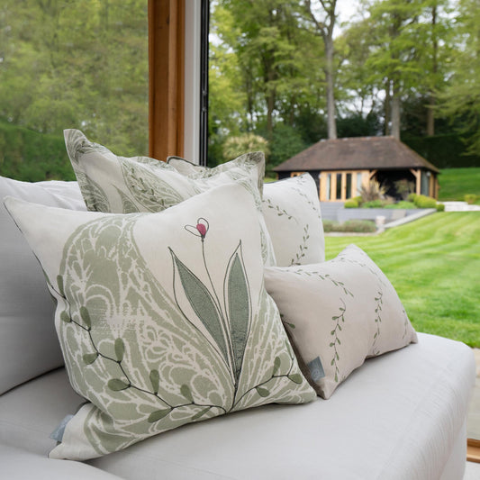 The timeless botanical design ‘Emerging Bud’.